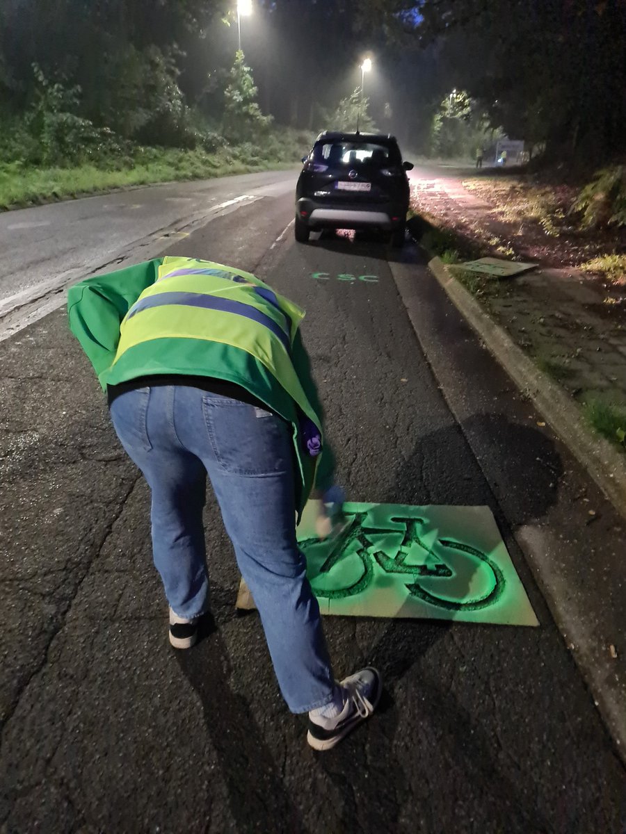 #mobilite  #LiegeSciencePark la CSC réalise une piste #cyclable éphémère rue Bois Saint-Jean et marque les nombreux nids-de-poule qui parsèment la chaussée pour dénoncer l’inaction des autorités ! youtu.be/S2t-lJ7KXvE 
<a href="/gillesforet/">Gilles Foret</a> <a href="/RRouzeeuw/">Robert Rouzeeuw</a> <a href="/VilledeLiege/">Ville de Liège</a> <a href="/La_CSC/">La CSC</a>