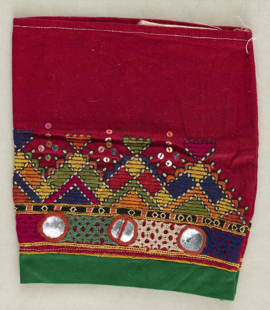 For #FabricFriday, we’re showing off two “shisha” embroidered blouse sleeves from Pakistan! 

Mirror work in textiles from this region is thought to originate from local beliefs: The mirrors were believed to trap the evil eye and reflect the bad luck away from the wearer. 🧿