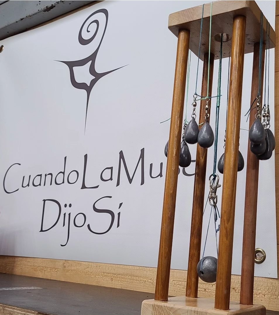 CLaMusaDijoSi's tweet photo. Y mientras nos echamos una risas, trenzo pulseras 😁
Y mientras trenzo pulseras, nos echamos unas risas 🤪

En el mercado de San Mateo, en el Campo San Francisco de Oviedo. Hasta el domingo 22.

#marudai #trenzado #artesania #oviedo #SanMateo #SanMateo24 https://t.co/a8ErPxvavM