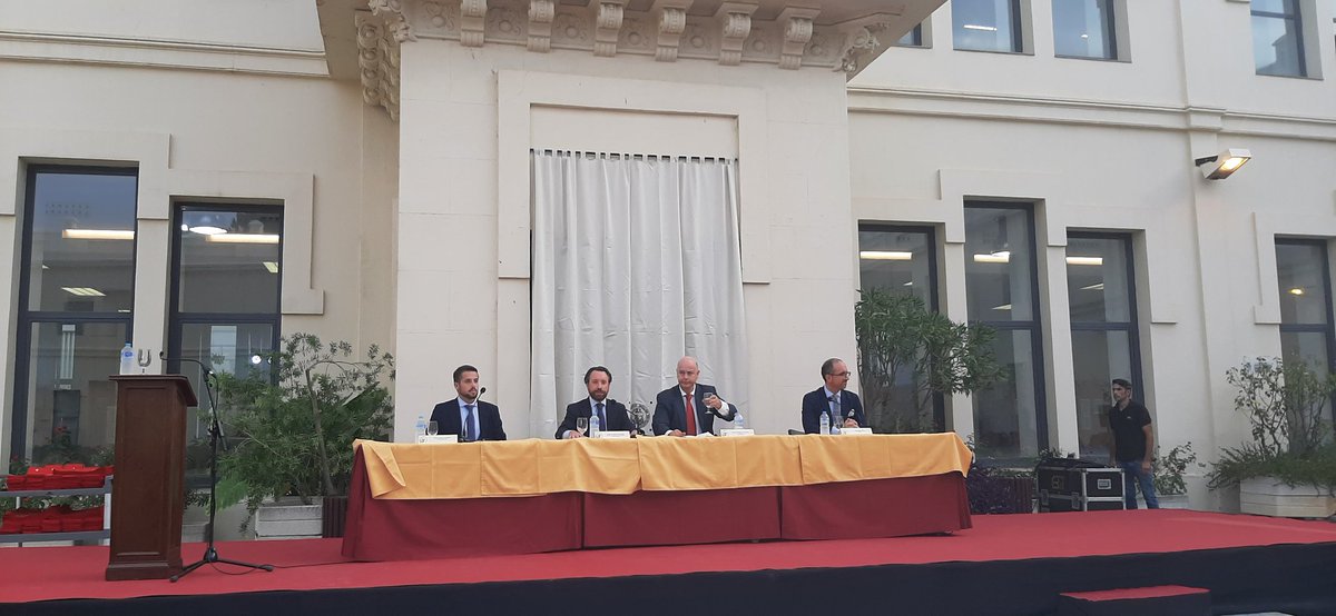 FACULTAD DE DERECHO tweet media