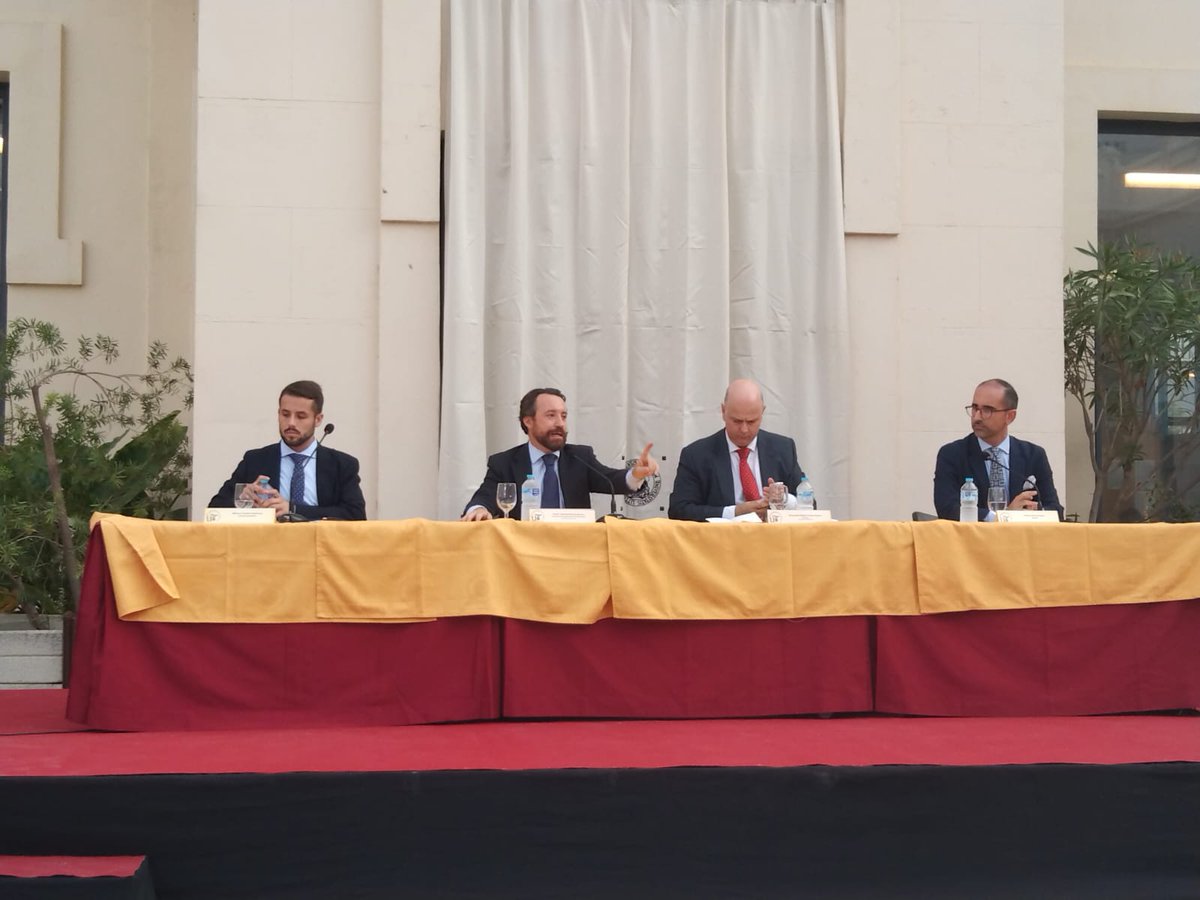 Preside el Decano Fernando Llano. Junto a él, en el estrado, el Vicedecano Javier Sánchez-Rivas, el padrino de la promoción Manuel García Mayo y el representante del alumnado Alfonso Tienda.