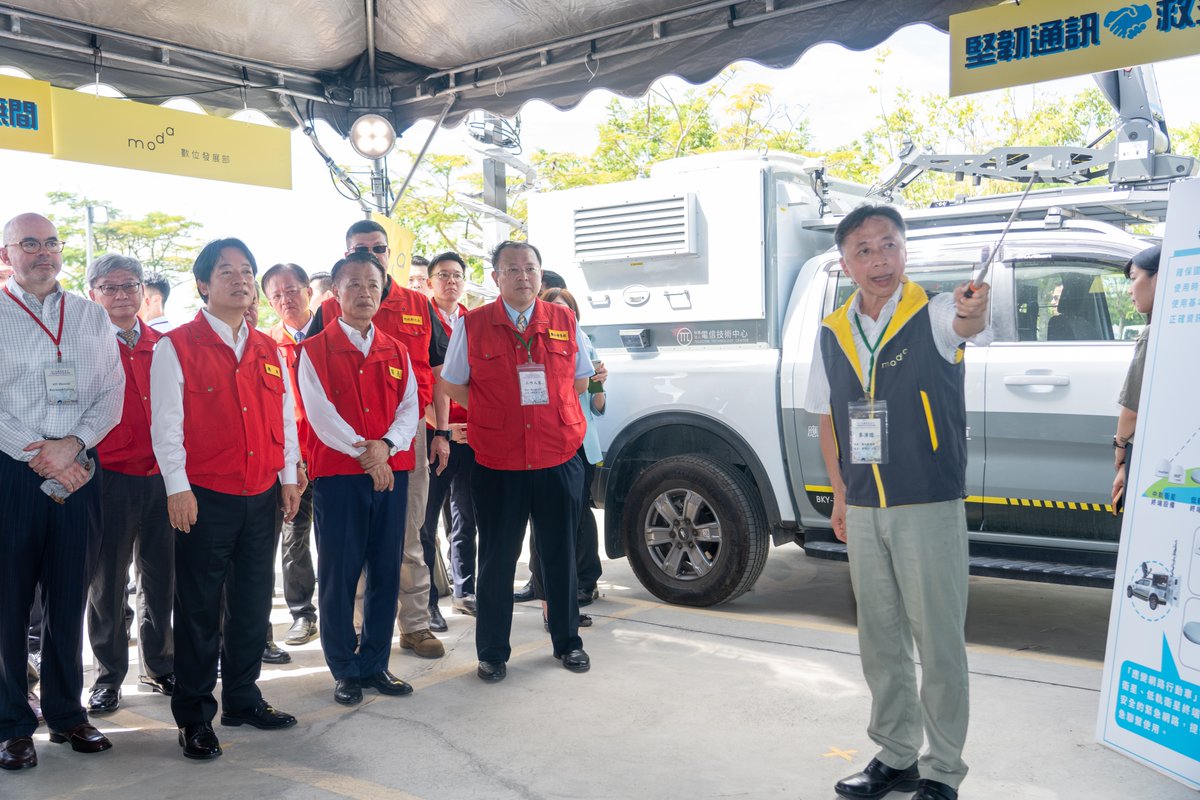 TAIWANmoda's tweet photo. At the 🇹🇼2024 National Disaster Prevention Day drill, moda's exercise simulated network outages to demonstrate the use of #NGSO satellites🛰️ and the #PPDR system for communication📶 & rescue coordination🧑🚒👮♂️👷♀️. President @ChingteLai and DM @chiueh observed the drill on site. https://t.co/eXYaHbM2JF
