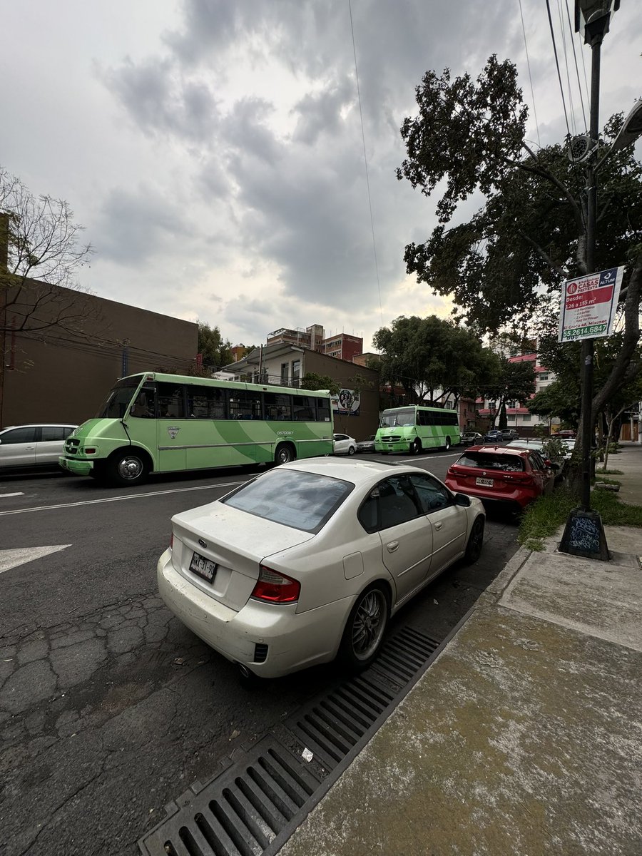 doragtz's tweet photo. Llevan meses estacionándose en la calle de Carracci entre el greco y Miguel Ángel en Mixcoac EL PARADERO ESTÁ A DOS CUADRAS!!!! Vienen TODOS los días a cualquier hora. 

No tienen porque estar ahí. @transito_CDMX @brigadaBJ @ORTCDMX @BJAlcaldia @CdmxTransito @locatel_mx https://t.co/lk2VrNon60