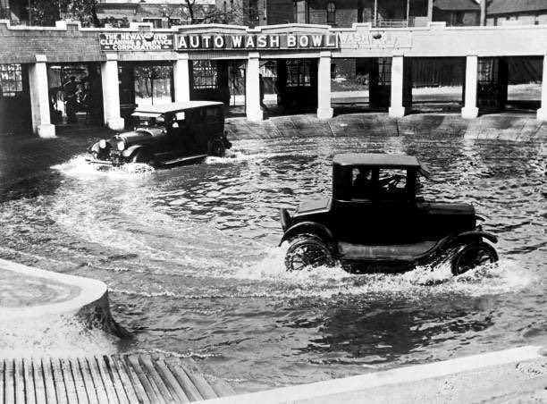 100YearsAgoLive's tweet photo. A new method of washing cars in Chicago: at the “Auto Wash Bowl,” autos can splash around to their amusement and satisfaction. https://t.co/VFIGw8wxqi