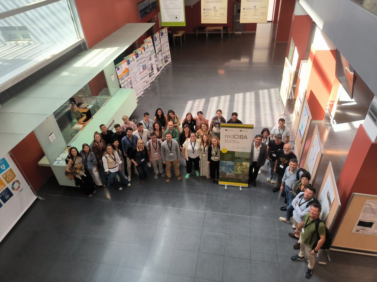 Y para terminar, la foto de familia de las terceras #JornadasRedCIBA en la <a href="/etsiamnupv/">ETSIAMNUPV</a> en colaboración con <a href="/GVAivia/">IVIA</a>. 
Ha sido un encuentro genial! Nos vemos en la próxima, para seguir haciendo 🕸️ sobre  #BienestarAnimal 🐮🐷🐴🐙🦐🦀🦌🦒🦮