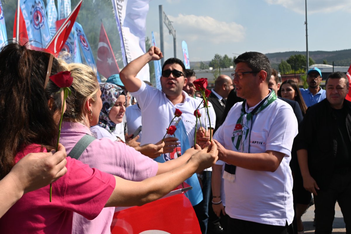 AltundagUysal's tweet photo. Hafta boyunca Bursa’da örgütlü olduğumuz işyerlerimize gerçekleştirdiğim ziyaretlerin sonuncusu Aptiv işyerine oldu. Üyelerimizin yoğun destek ve sevgi gösterileri ile karşılandığım işyerinde şahsıma ve sendikamıza gösterilen sıcak karşılama için çok teşekkür ederim. https://t.co/WVWFm5GHmY