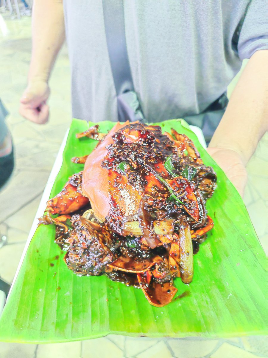 FearmeKVV's tweet photo. If you guys crashing hard and want to fill your belly come to this Newton Foodcentre and try this signature chili crab dish #booth43 #newtoncircus $50 buck for this great meal. https://t.co/ZlcGSg2GfB