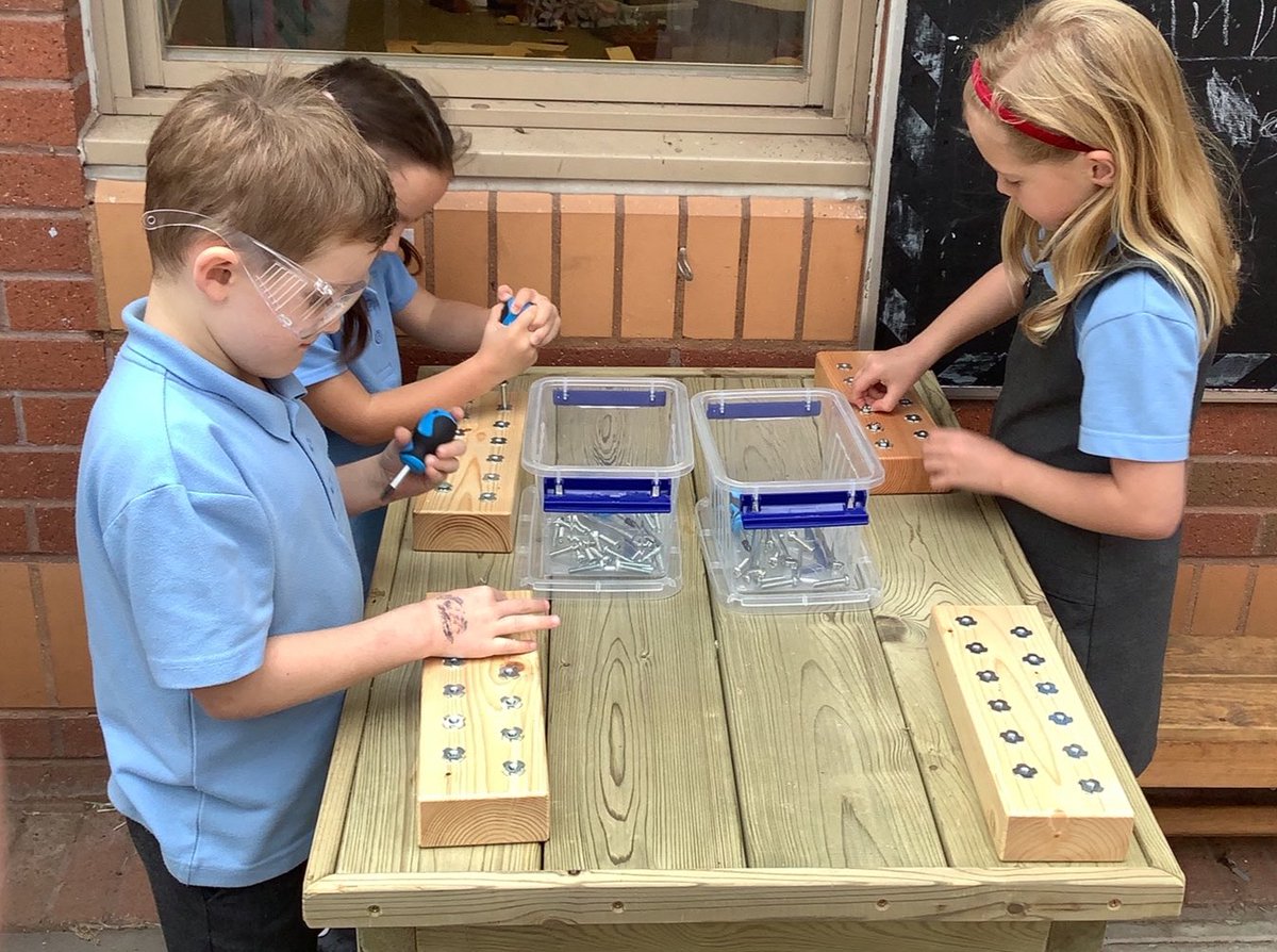 LPCommunity_'s tweet image. Blwyddyn Un are loving their woodwork lessons. #bethebestyoucanbe