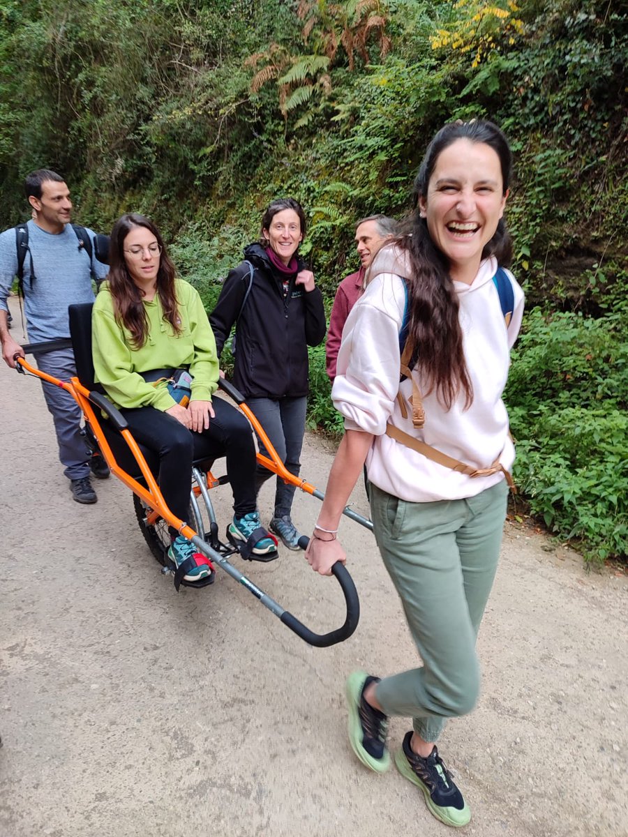 1/5 Els docents dels #CampsiEntornsdAprenentatge dels Pirineus, juntament molts educadors ambientals,hem participat a la Trobada Catalana de la Xarxa d'Educació Ambiental dels Pirineus #XEPV que s'ha celebrat a la Vall d'en Bas. Hem fet 1 taller d'iniciació a l'ús de la #Joëllete