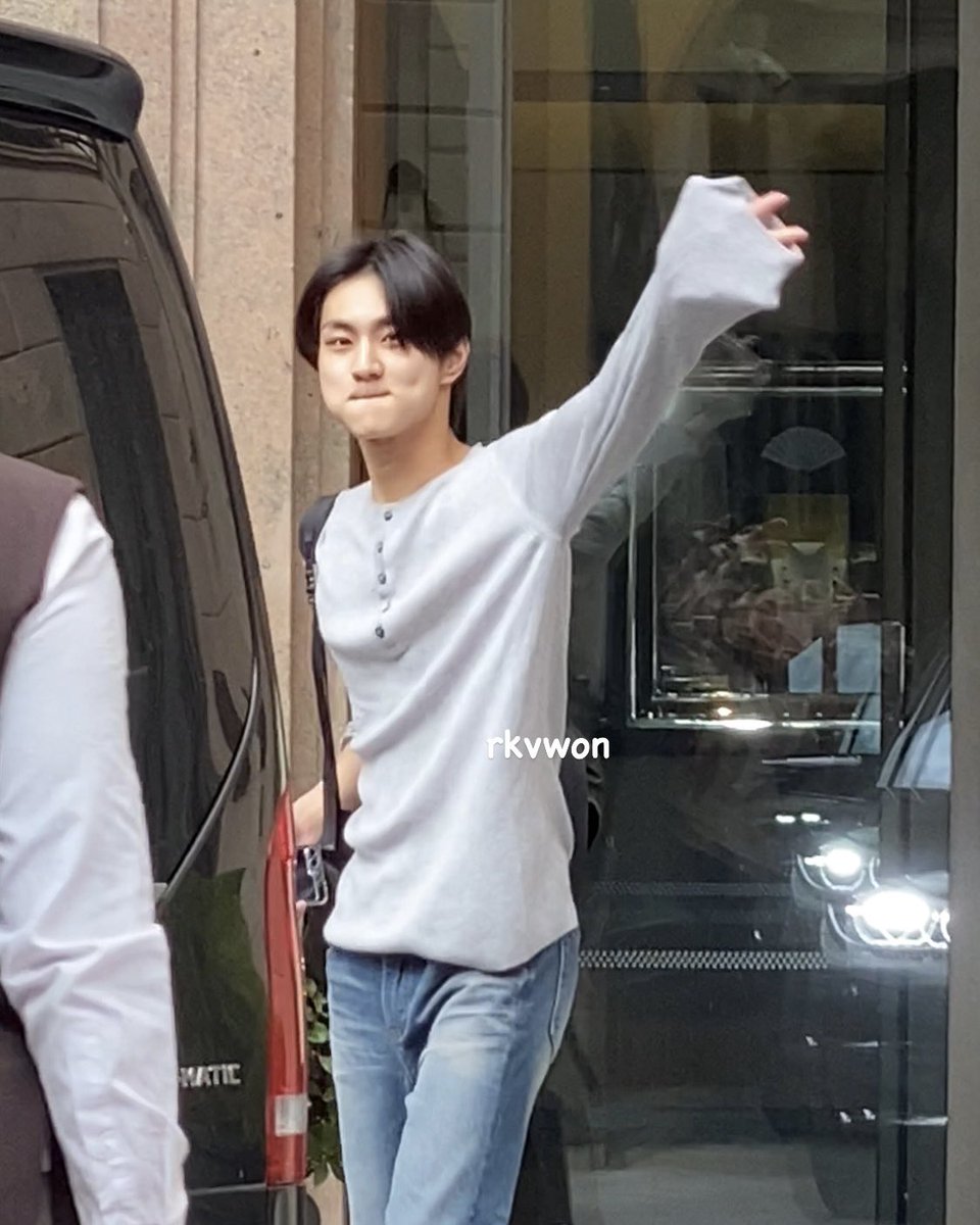 rkvwon's tweet photo. 240920 JUNGWON🤏
#ENHYPEN #엔하이픈 #JUNGWON #정원 #PRADAxENHYPEN #PradaSS25 https://t.co/ybb2by8pZB