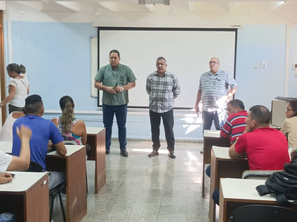 OrlandoBorrero7's tweet photo. Excelente intercambio con futuros  Maestros Queseros de todo el país, proceso de Formación y Desarrollo que ejecuta Instituto de Investigaciones de la Industria Alimentaria.
#MinalXMásAlimentos 
@AlbertoLopezcu 
@minalcuba https://t.co/HLbLTlzdOj