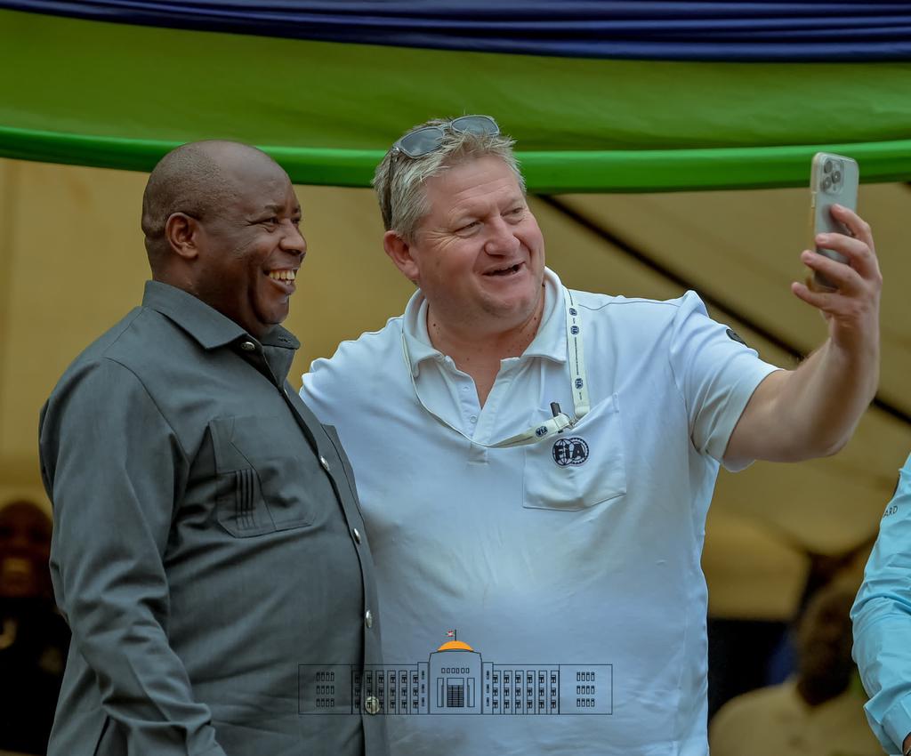 #Burundi: SE <a href="/GeneralNeva/">SE Evariste Ndayishimiye</a> a assisté cet après-midi à #Vyegwa à la IIème Edition du Rally International du Burundi, Championnat africain. 12 Compétiteurs du #Burundi, #Kenya,  #Ouganda et  #Zambie participent à ce championnat.