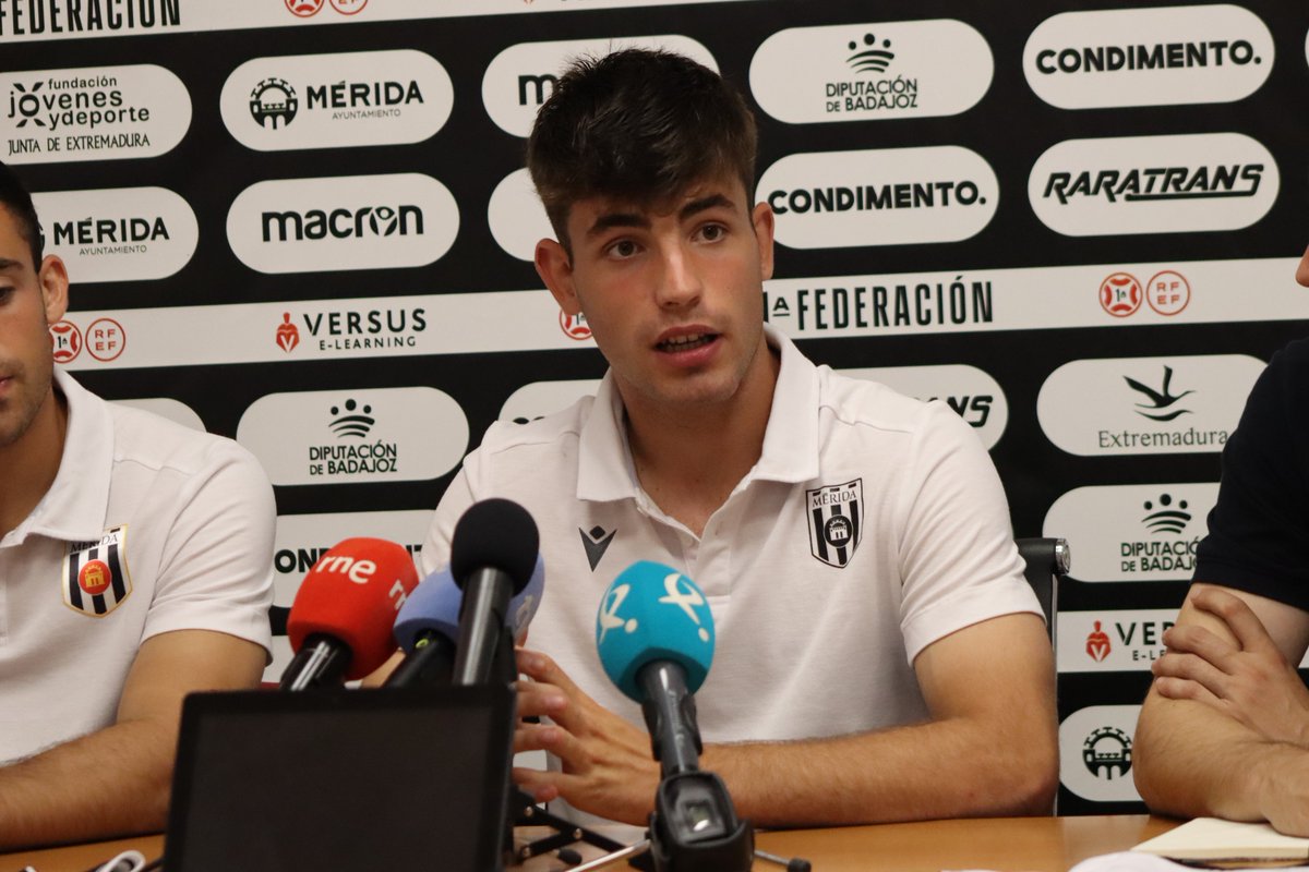 Merida_AD's tweet photo. 📸 Ya puedes ver la rueda de prensa de presentación oficial de nuestros juagdores Saúl del Cerro y Jack Beer 

⚪️⚫️ ¡Vamos a por una gran temporada, romanos!

📺 https://t.co/rOUjuKiFk7 https://t.co/xlED7ginb9