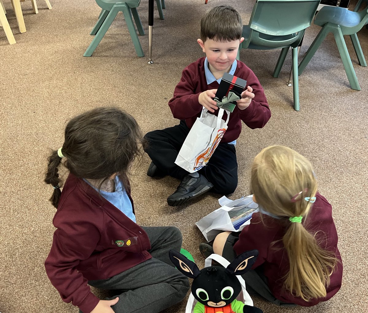 LPCommunity_'s tweet image. Blwyddyn Un’s task was to fill a bag of items that told us about themselves and to share them with the class using our Voice 21 guidelines . What a lovely way to find out about hidden talents, their hobbies and families #lookingafterourbodiesandminds