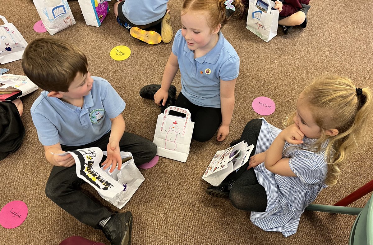 LPCommunity_'s tweet image. Blwyddyn Un’s task was to fill a bag of items that told us about themselves and to share them with the class using our Voice 21 guidelines . What a lovely way to find out about hidden talents, their hobbies and families #lookingafterourbodiesandminds