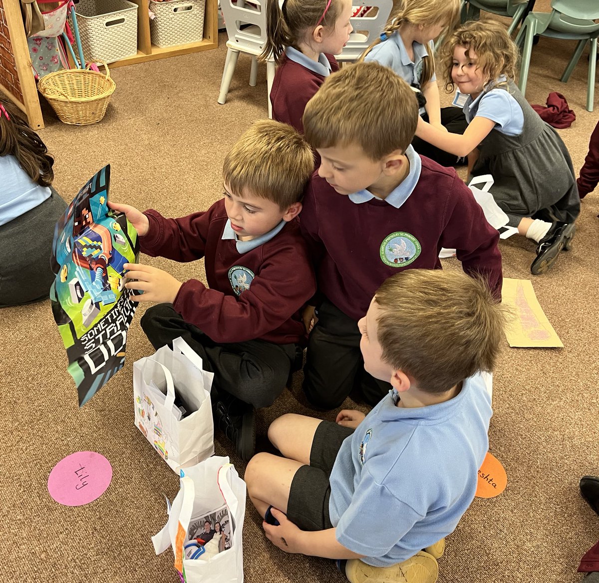 LPCommunity_'s tweet image. Blwyddyn Un’s task was to fill a bag of items that told us about themselves and to share them with the class using our Voice 21 guidelines . What a lovely way to find out about hidden talents, their hobbies and families #lookingafterourbodiesandminds