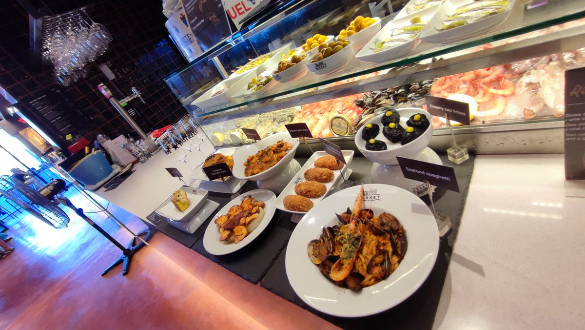 Hem visitat el <a href="/TimeOutBCN/">Time Out Barcelona</a>  Market ara que porta 3 mesos en marxa. La seva cuina d'autor és tan gran com el seu espai gastronòmic: una quinzena de restaurants en un espai de 5.000 metres quadrats!  ccma.cat/3cat/gastronom…