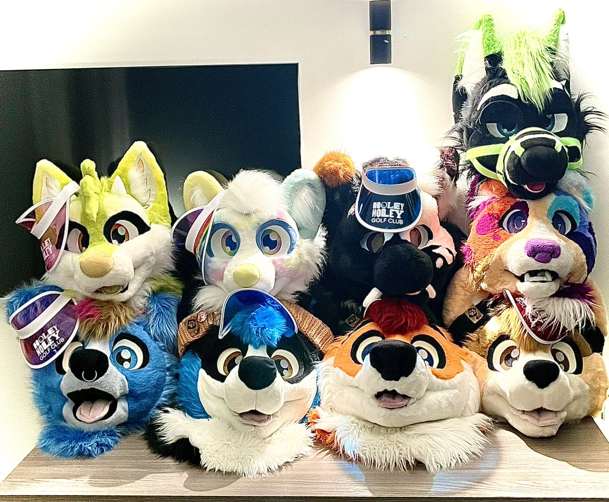 the gang’s all here 🦊🎉

#furry #FursuitFriday #waff