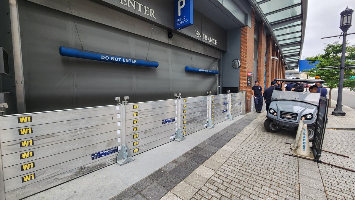 SLR/flood protection deployed outside 155 Seaport Blvd, during a #RaabRT focused on balancing energy affordability and climate objectives...
Required by the building's insurer, I'm told.