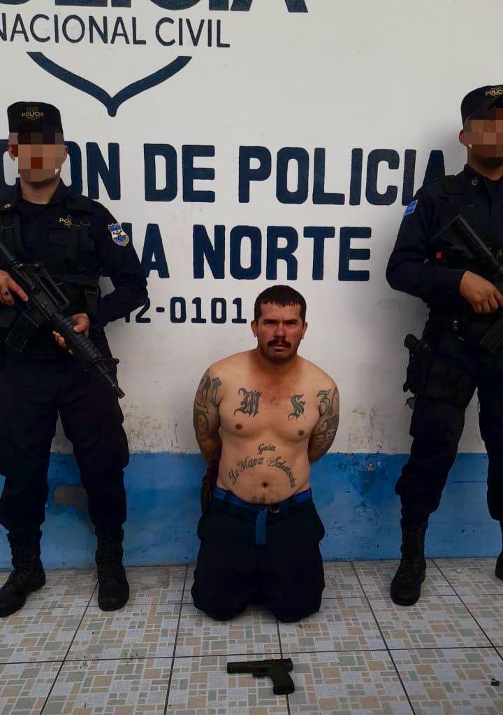 Vi11atoro's tweet photo. No hay futuro para nadie en las pandillas o lo que sea que se parezca. Sepan que no descansaremos hasta verlos donde deben estar, fuera de nuestras comunidades y dentro de nuestras cárceles.

Nuestras fuerzas del orden @PNCSV y @FUERZARMADASV realizaron la captura de Jorgelino Argueta Mejía, alias “Lino”, miembro de la MS13, quien pretendía liderar a los remanentes de esta estructura en la zona de Metapán y quien, además, cuenta con antecedentes criminales vigentes.

No vamos a permitir que estos terroristas sigan amedrentando a los salvadoreños de bien. Haremos que paguen por décadas en prisión.

#GuerraContraPandillas.