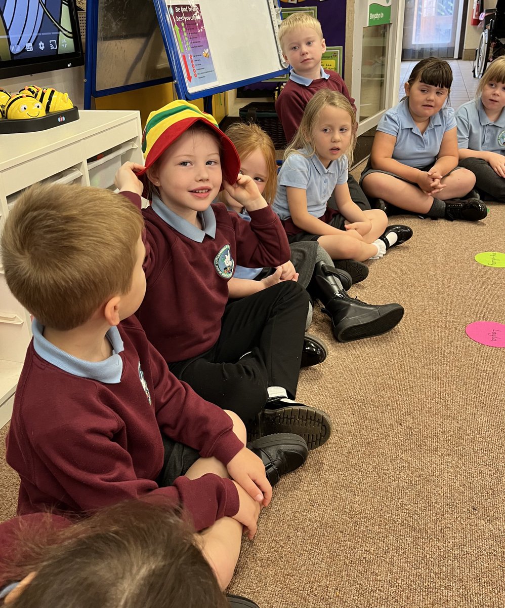 LPCommunity_'s tweet image. Blwyddyn Un have been enjoying our daily Welsh lessons and particularly enjoyed passing the hat around to practise ‘pwy wyt ti?’ #lookingafterourwalesandourworld