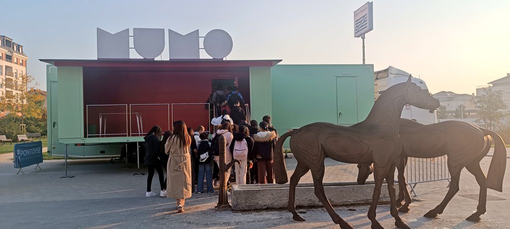 Les élèves de 4eF, 4eC, 5eA et 5eB ont pu découvrir les oeuvres du <a href="/CentrePompidou/">Centre Pompidou</a> grâce au musée mobile MuMo. Merci à la ville de Pontoise et <a href="/valdoise/">Département du Val d'Oise</a> pour cette belle opportunité