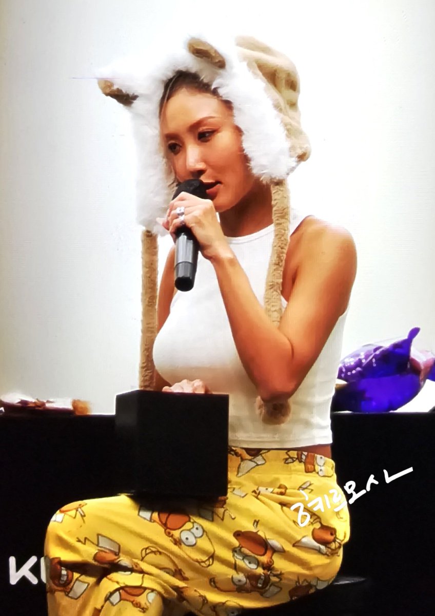 240920 팬사인회 프리뷰

심슨😂

#화사 #HwaSa #MAMAMOO