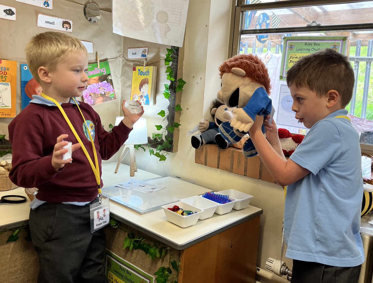 LPCommunity_'s tweet image. Blwyddyn Un have been practising our Welsh questions during Busy Bee learning and Helpwr Heddiw time
#lookingafterwalesandtheworld