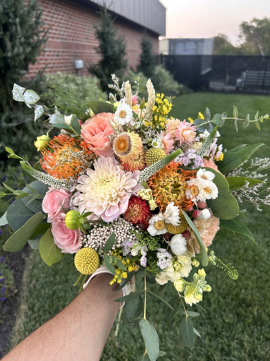em_smitty9's tweet photo. still ✨ s w o o n i n g ✨ from last weekend's wedding 🌼 https://t.co/O6jIjy3k21