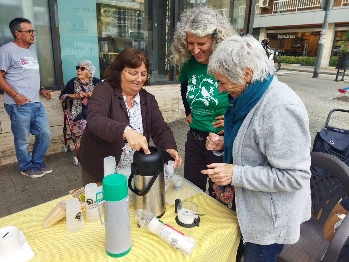 LaDreceraSv's tweet image. Avui que és el PARK(ing)Day, La Drecera i Defensem Can Raventós ens unim per reinvindicar un barri més sostenible, carrers sense cotxes i espais verds per al veïnat! @CanRaventos @AVSarria @SarriaRespira @ParkingDay_BCN @LaDreceraSv