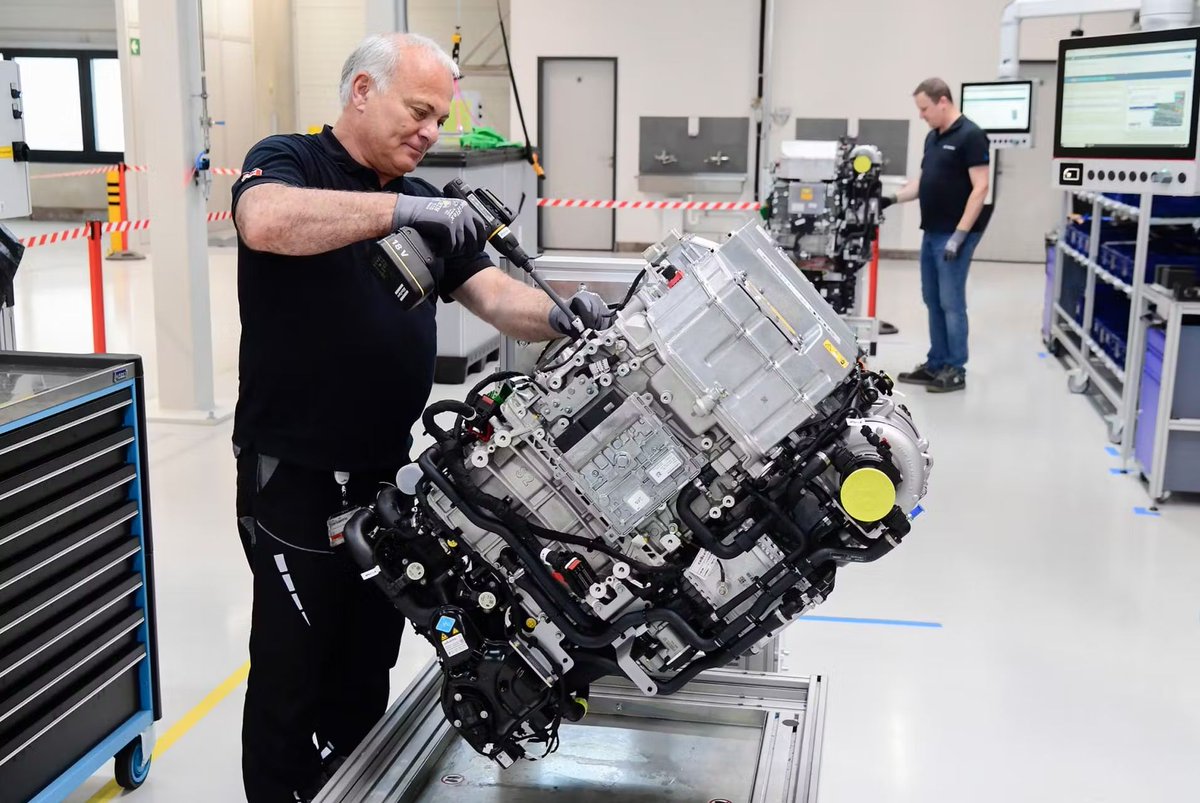 drivinghydrogen's tweet image. Volvo &amp;amp; Daimler’s cellcentric 400kg, 500hp+ fuel-cell wows crowds at IAA Transportation ⚡️🚛

Read the full article for free at Driving Hydrogen:
drivinghydrogen.com/2024/09/20/hyd…

#cellcentric #VolvoGroup #DaimlerTruck #FuelCell #HGV #NextGen #AlternativeFuels #DrivingHydrogen