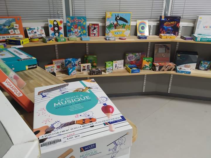 🆕RÉSERVATION DES JEUX❗️🎲♟️🃏

Vous pouvez désormais réserver les jeux des ludothèques des BU Éducation et Tampon et les faire transiter entre ces deux BU grâce à notre service de navette !

📲Pour réserver, rien de plus simple : rendez-vous sur bu.univ-reunion.fr