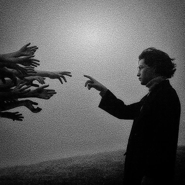 "Seni sürekli başka biri yapmaya çalışan bir dünyada kendin olabilmek en büyük başarıdır." 

-Ralph Waldo Emerson