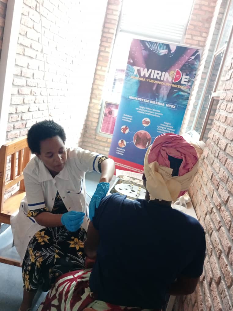 Kinyinyahc's tweet photo. To day we started Vaccination of #Mpox in Key population.
We thank @WHORwanda  @RwandaHealth @RBCRwanda @RwandaFDA @HDIRwanda @KibagabagaH for their support .
@CityofKigali @Gasabo_District @SectorKinyinya https://t.co/4mJpqqaPYx