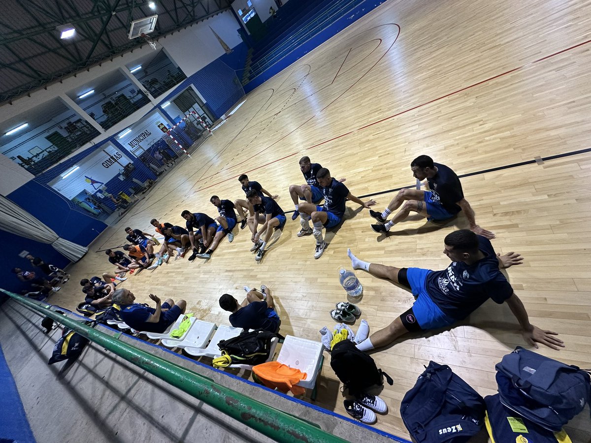 grancanariafs's tweet photo. 🟡 Finalización del entrenamiento en Agaete.
#nimejoresnipeoresdiferentes #GranCanariaFS #fusal #SomosFutsal @AytoAgaete https://t.co/zVMSAAWVR3