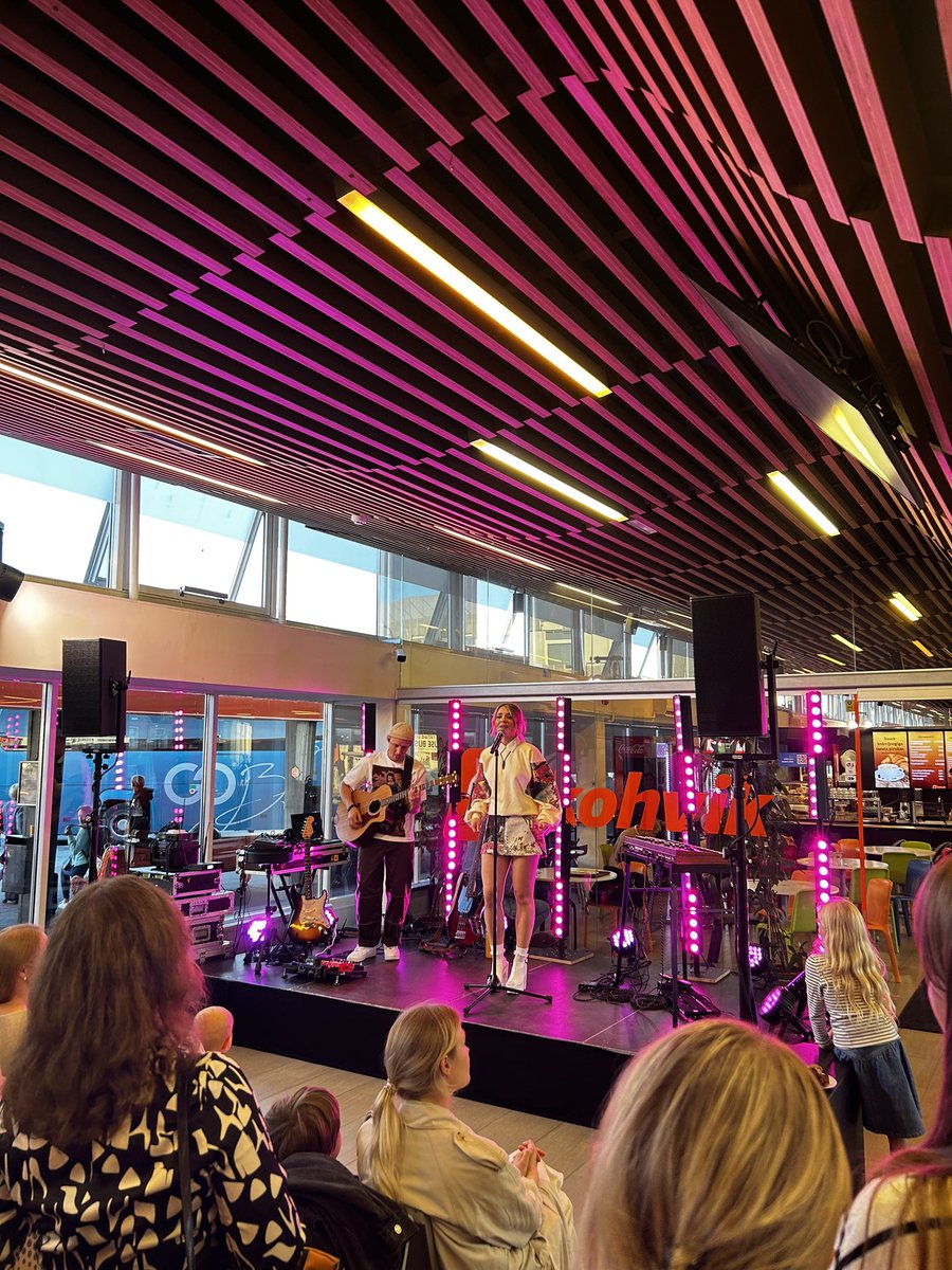 Kontserdid bussijaamas on uus norm! Marta Lotta singliesitus on massid kokku ajanud!

Kiitus <a href="/mart_raamat/">Mart Raamat</a>