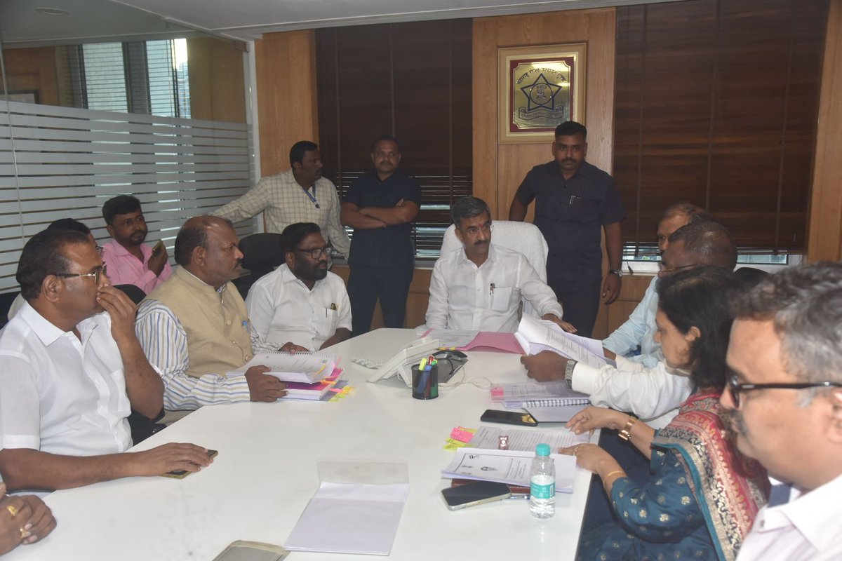 MahaDGIPR's tweet image. राज्य उत्पादन शुल्क मंत्री @shambhurajdesai यांनी सकल #मातंग समाजाच्या विविध प्रश्नांबाबत मंत्रालयात बैठक घेतली. मातंग समाजाचे प्रश्न सोडविण्यासाठी शासन सकारात्मक आहे. मातंग समाजाच्या उपवर्गीकरणाबाबत अभ्यास समितीचा #अहवाल शासनास सादर करण्यात यावा – मंत्री श्री. देसाई