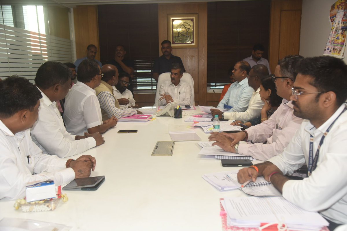 MahaDGIPR's tweet image. राज्य उत्पादन शुल्क मंत्री @shambhurajdesai यांनी सकल #मातंग समाजाच्या विविध प्रश्नांबाबत मंत्रालयात बैठक घेतली. मातंग समाजाचे प्रश्न सोडविण्यासाठी शासन सकारात्मक आहे. मातंग समाजाच्या उपवर्गीकरणाबाबत अभ्यास समितीचा #अहवाल शासनास सादर करण्यात यावा – मंत्री श्री. देसाई