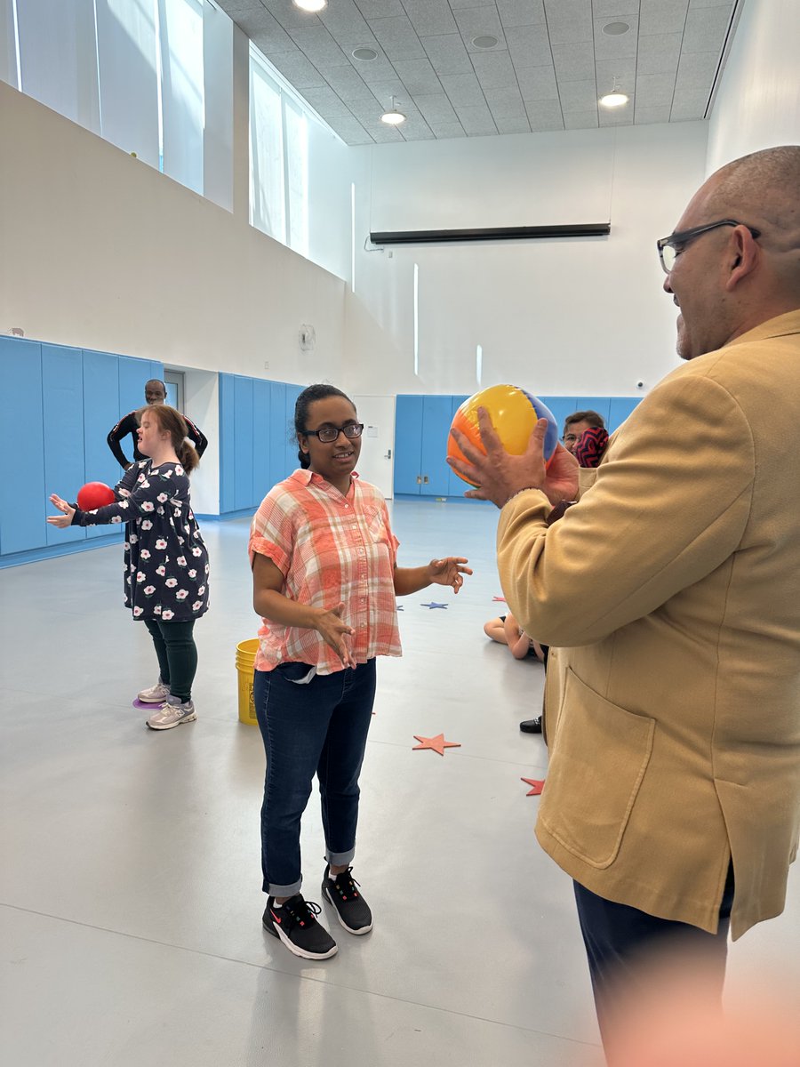 SuptDuran's tweet photo. My visit to @APS_Shriver was full of energy and positivity! I stopped by the PE class, observed speech and PT sessions and visited the middle school MIPA class. I also had the chance to chat with three staff members about one positive thing they’ve experienced so far this year. #APSisAwesome