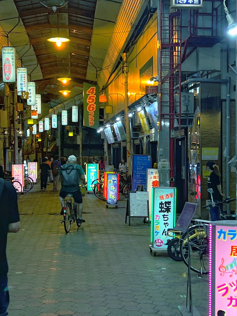 拡張する西成チャイナタウン
客(カモ)の大半はドヤ街のオッちゃん。なけなしの生活保護を中国カラオケ居酒屋に入り浸って溶かしてしまう。
