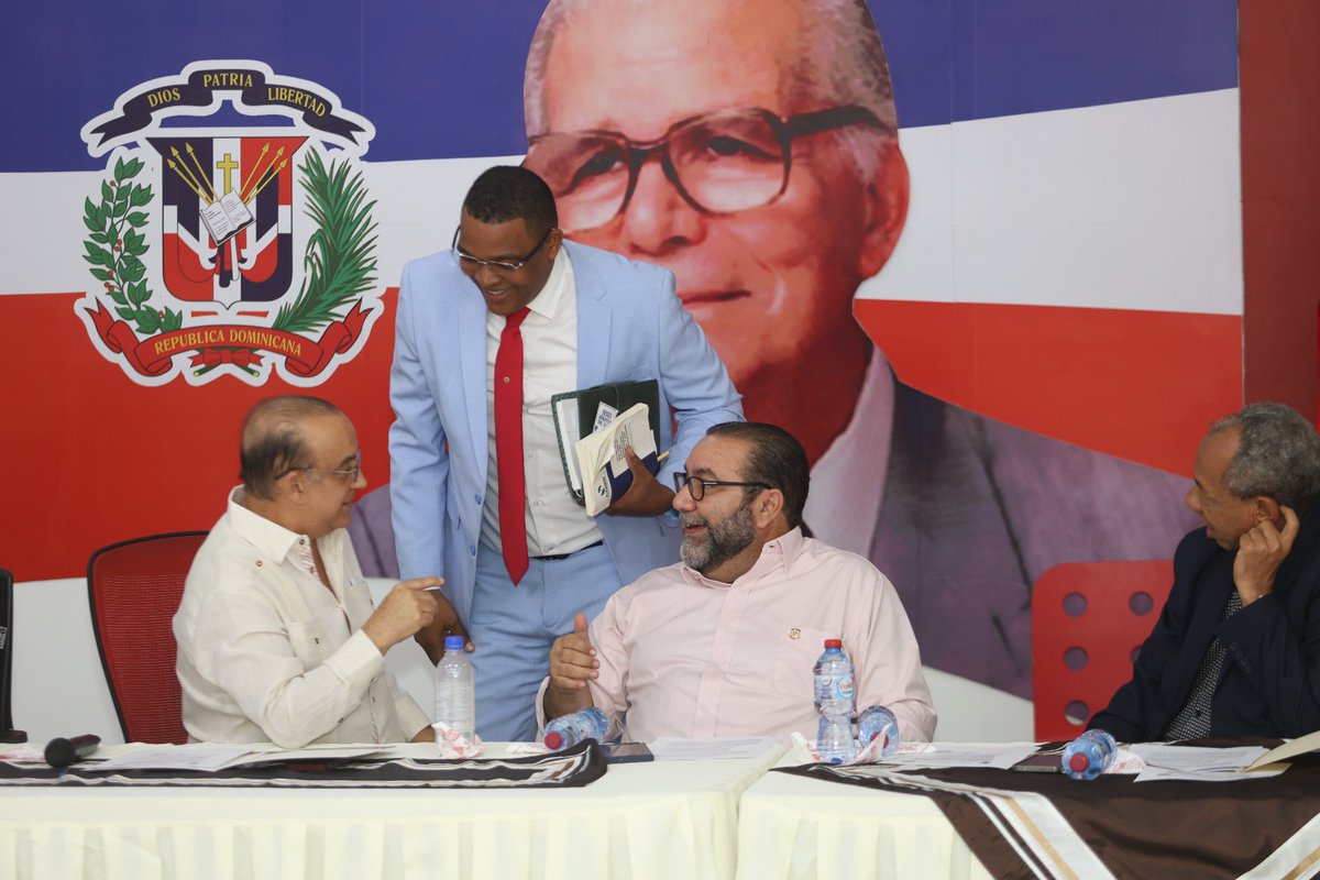 PartidoPRSC's tweet photo. En su reunión del día de ayer, el Directorio Presidencial (DP) del #PRSC, creó dos comisiones; la primera para estudiar la "Propuesta de Reforma Constitucional" sometida por el Poder Ejecutivo, dicha comisión estará coordinada por @Fmartinez26 y la segunda comisión "Para la definición de la Ruta Partidaria" y estará coordinada por Alfonso Fermín Balcácer.