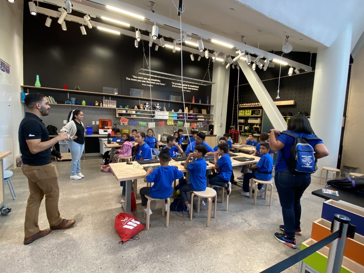 Students at the 3D workshop at La Nube Museum. <a href="/North_Loop_ES/">North Loop ES</a>