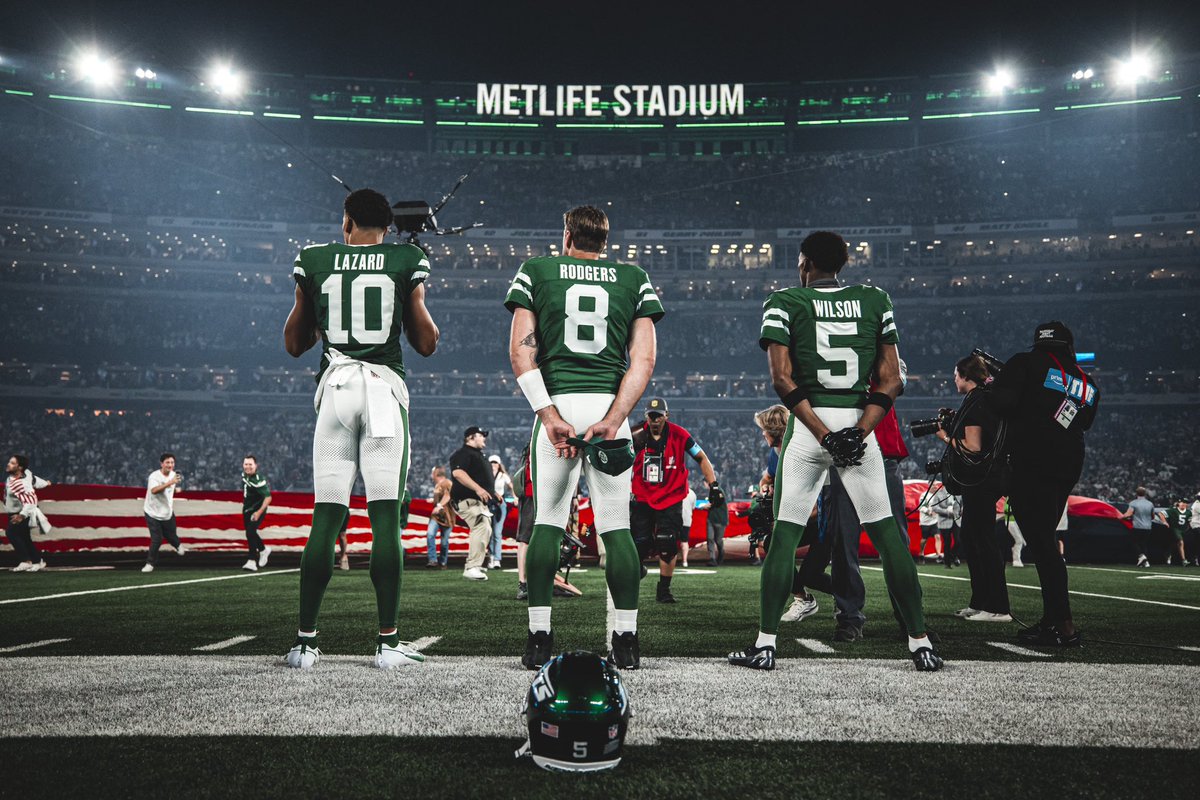 There are 3 people who are not surprised with <a href="/AllenLazard/">Allen Lazard 👑</a>'s 2024 play...
Allen himself, <a href="/AaronRodgers12/">Aaron Rodgers</a> and yours truly.
I am the <a href="/nyjets/">New York Jets</a> content creator who has believed in Lazard ALL OFF SEASON. 
Thank you AR, AL and the #Jets for a memorable game last night!
#JetUp