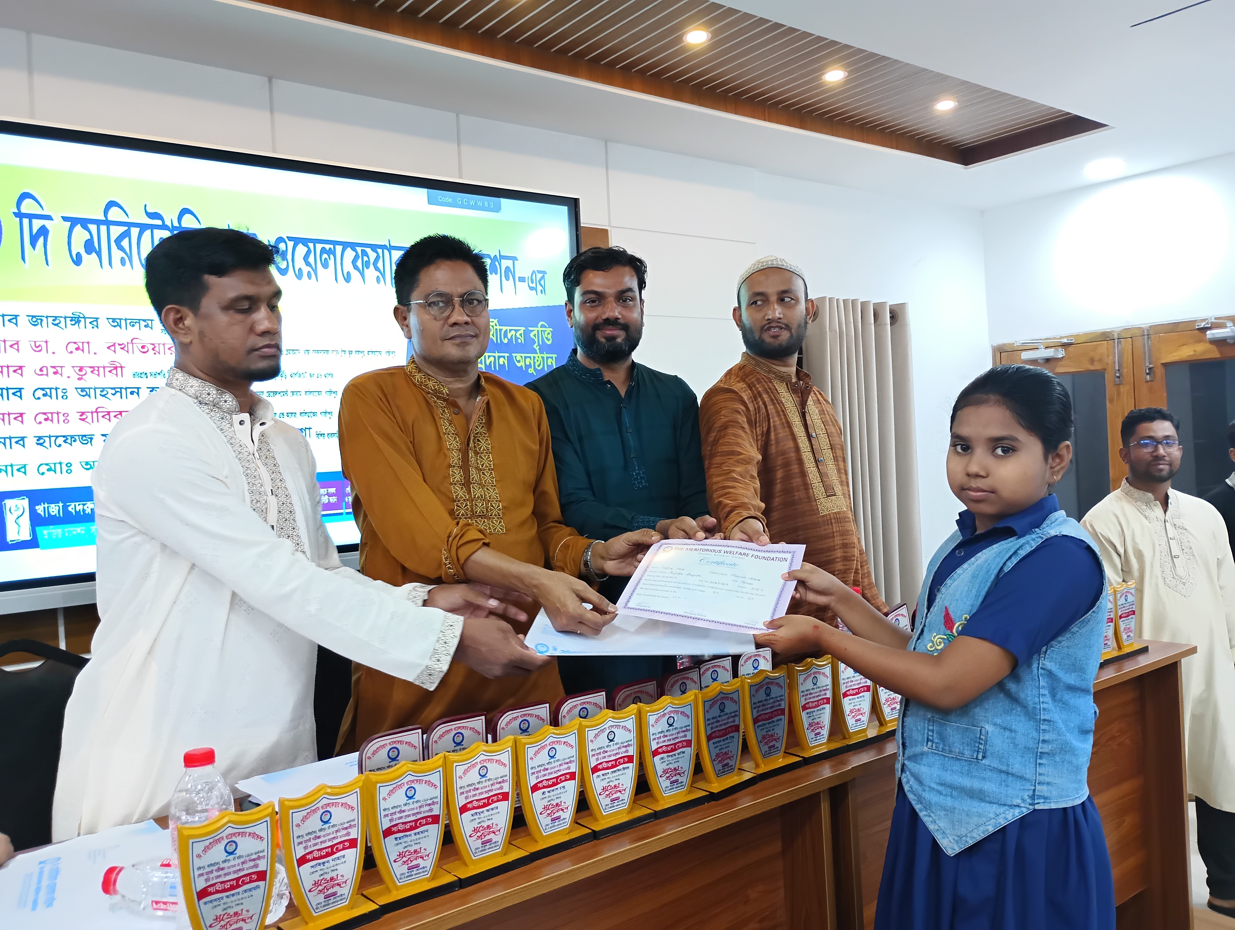 কালিয়াকৈরে শিক্ষার্থীদের মাঝে মেধাবৃত্তি ও সনদ প্রদান