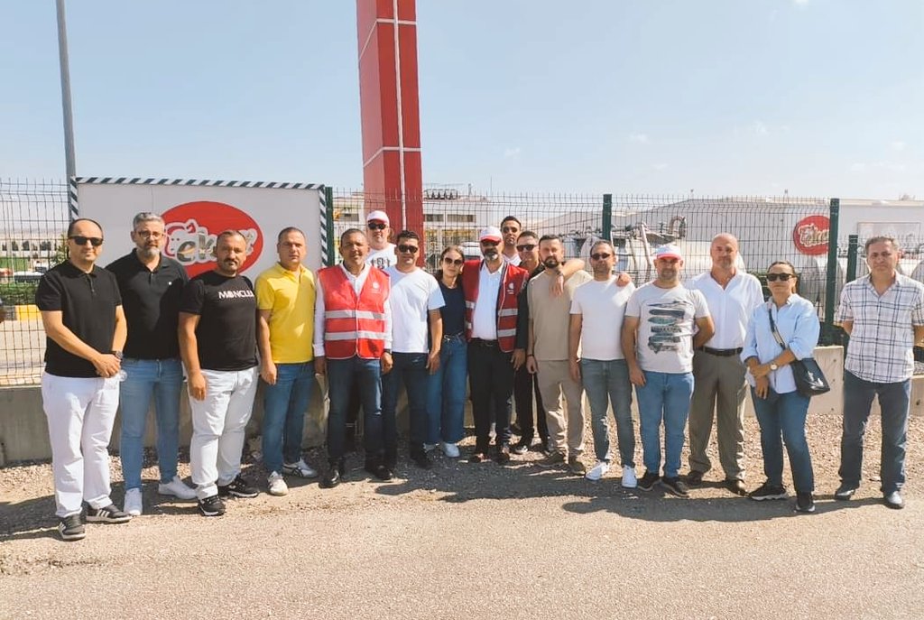 EKER SÜT ÜRÜNLERİNDE ANAYASAL HAKLARA SALDIRI !!!

Eker Süt işvereni  bugün gerçekleştirdiğimiz basıın açıklaması ile protesto edildi…
Ve dillerde ortak bir söz vardı  DİRENE DİRENE KAZANACAĞIZ !!!