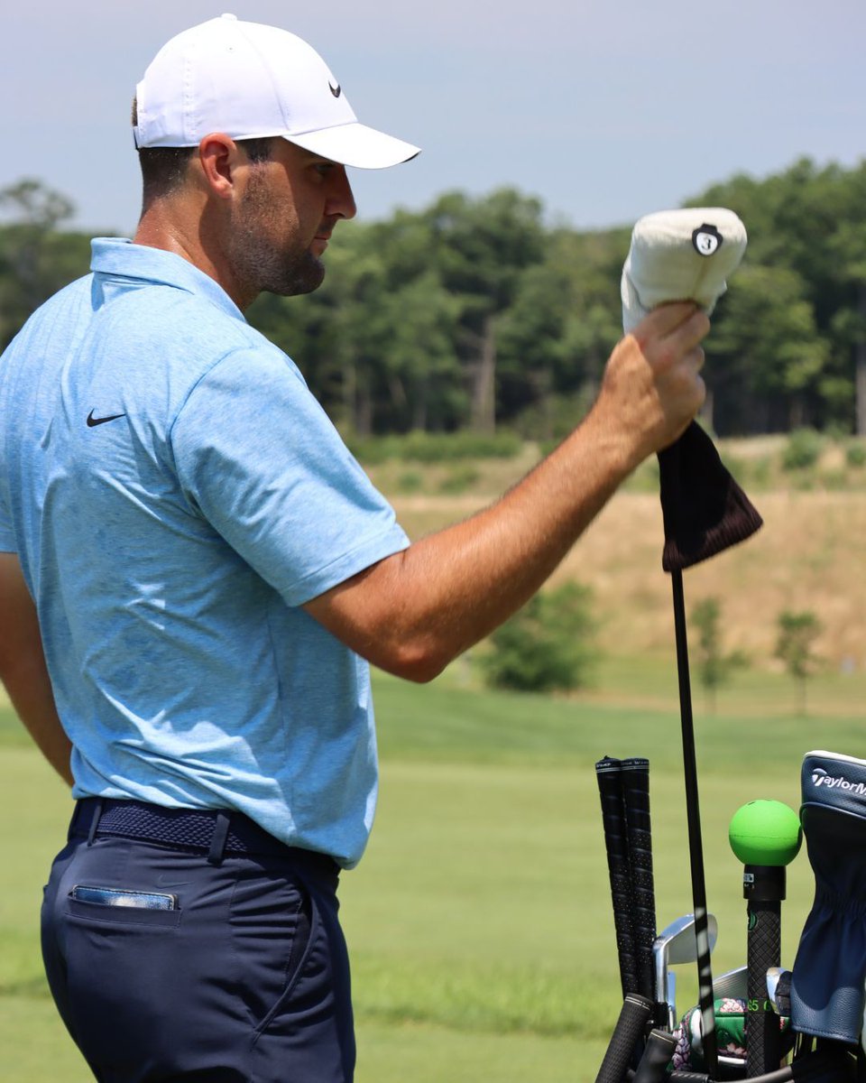 GolfForeverProg's tweet photo. The GolfForever Swing Trainer - Scottie keeps it in his bag to stay in the fairway. What’s in your bag? ⛳️ #GolfForever #SwingTrainer #ScottieScheffler #GolfStrong #GetAfterIt https://t.co/tRPl0lKFMz
