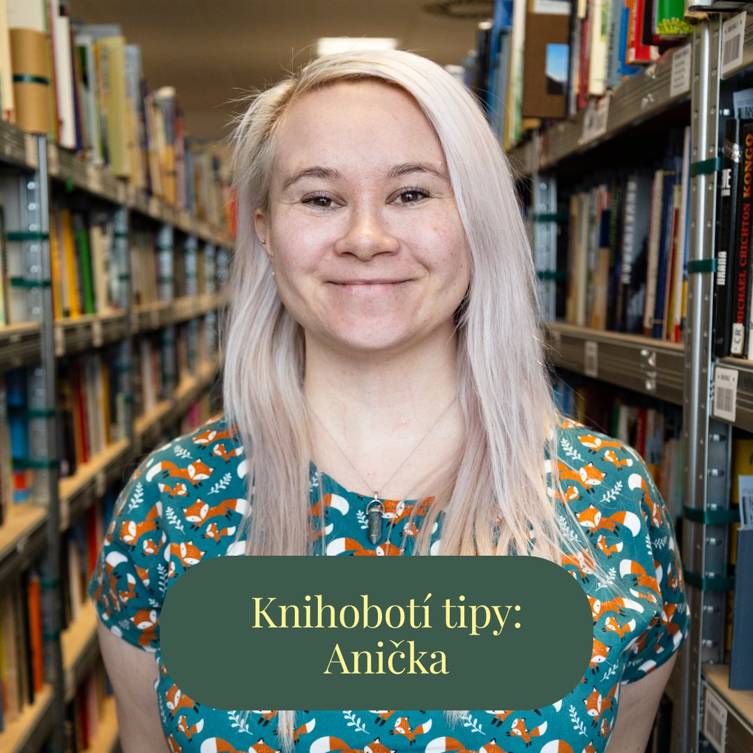 Anička Fučíková se nám stará o knihobotí kanceláře a HR administrativu, takže především její zásluhou nám tu nic nepadá na hlavu a věci odsýpají tak, jak mají. ❤️Kromě toho je ale knihomolkou od hlavy až k patě. Získat tipy právě od ní jsme proto měli na pořadu dne už dlouho. Tak