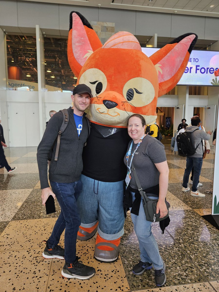 At the end of #DREAMFORCE2024 <a href="/Marketing_Nurd/">Stephen</a> and I found Brandy! This is the first time I have seen the mascots in person, and so happy to find the one special to marketers.

#marketingchampions #trailblazercommunity #salesforce #salesforcemvp #DF24