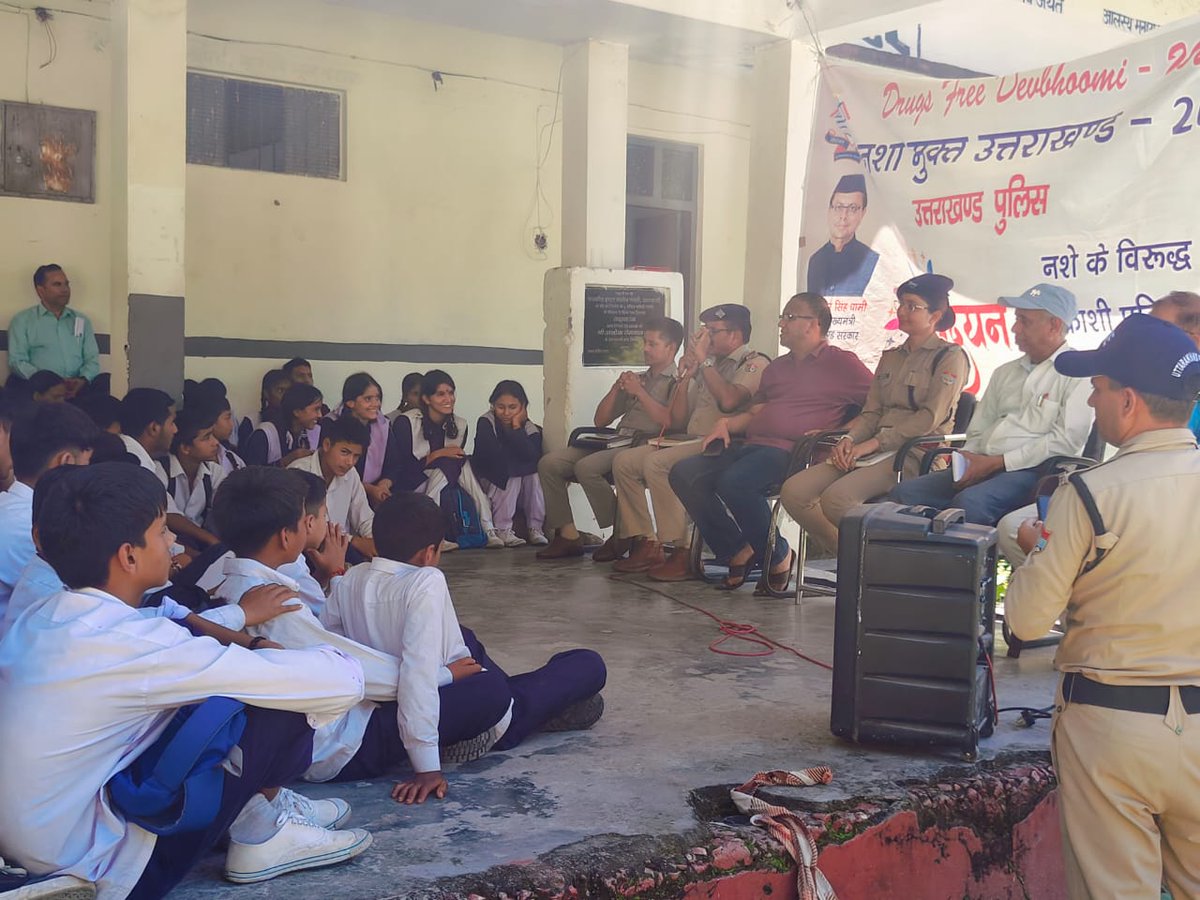 UttarkashiPol's tweet image. कोतवाली मनेरी पुलिस द्वारा राजकीय इण्टर कालेज गंगोरी में जनजागरुकता कार्यक्रम आयोजित कर छात्र/छात्राओं को नशा, साइबर अपराध, यातायात नियम, महिला सम्बन्धी अपराध एवं अन्य सामाजिक कुरीतियों के प्रति जागरुक किया गया।
#AwarenessProgram #STOPDRUGS #roadsafety #cybersecurity