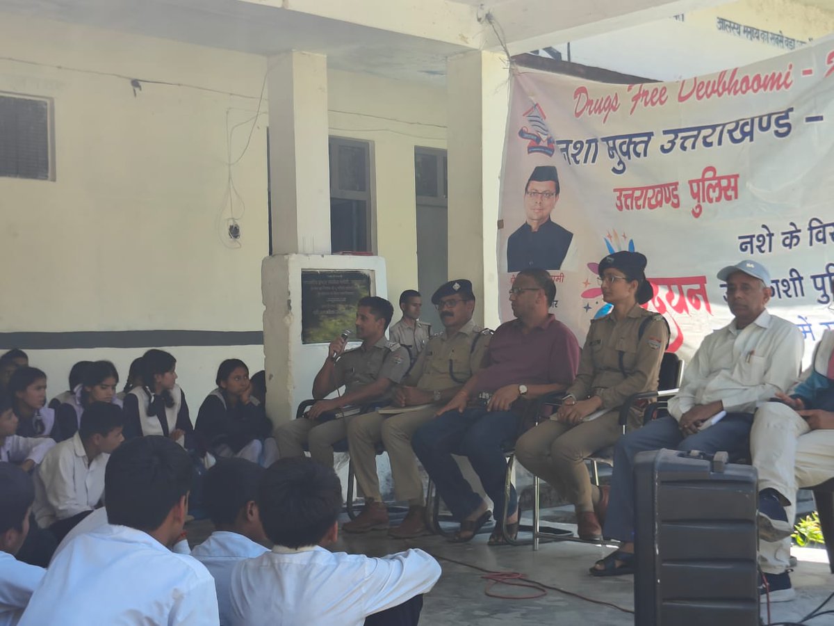 UttarkashiPol's tweet image. कोतवाली मनेरी पुलिस द्वारा राजकीय इण्टर कालेज गंगोरी में जनजागरुकता कार्यक्रम आयोजित कर छात्र/छात्राओं को नशा, साइबर अपराध, यातायात नियम, महिला सम्बन्धी अपराध एवं अन्य सामाजिक कुरीतियों के प्रति जागरुक किया गया।
#AwarenessProgram #STOPDRUGS #roadsafety #cybersecurity